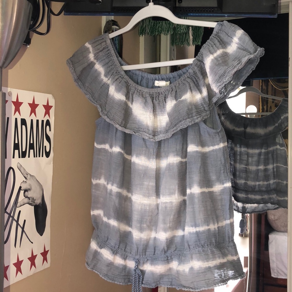 Cute off shoulder shirt!